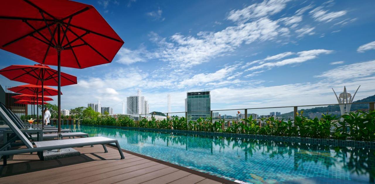 Hotel Amari Spice Penang Bayan Lepas Exterior foto The swimming pool at the rooftop